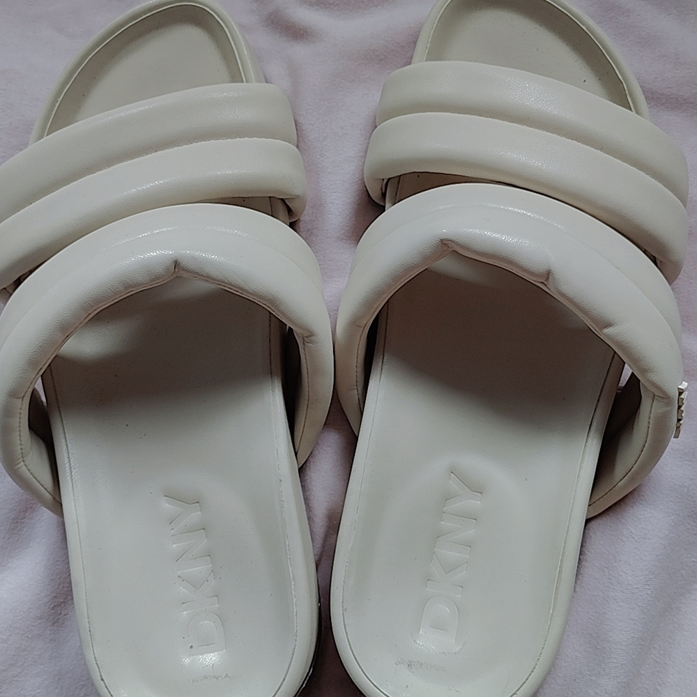 DKNY Women's Cream Slide Sandals